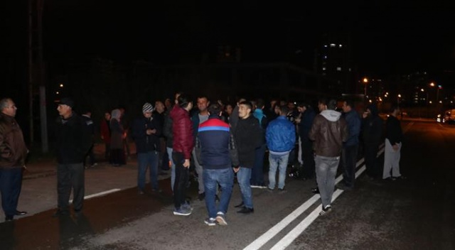 40 saat elektrik kesildi, mahalleli yolu kapadı 40 saat elektrik kesildi, mahalleli yolu kapadı