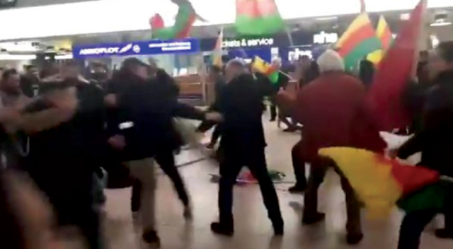 Almanya'da terörist gruba Türk vatandaşlarından tekme tokat dayak Almanya'da terörist gruba Türk vatandaşlarından tekme tokat dayak
