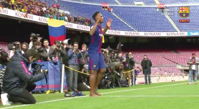 Barcelona'nın yeni transferi sahaya çıplak ayakla çıktı Barcelona'nın yeni transferi sahaya çıplak ayakla çıktı