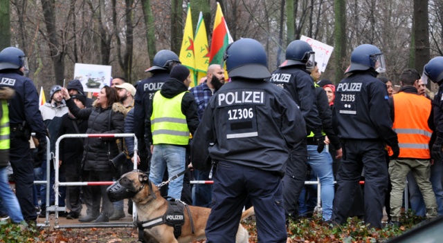 Berlin'deki PKK yandaşları neye uğradıklarını şaşırdı!