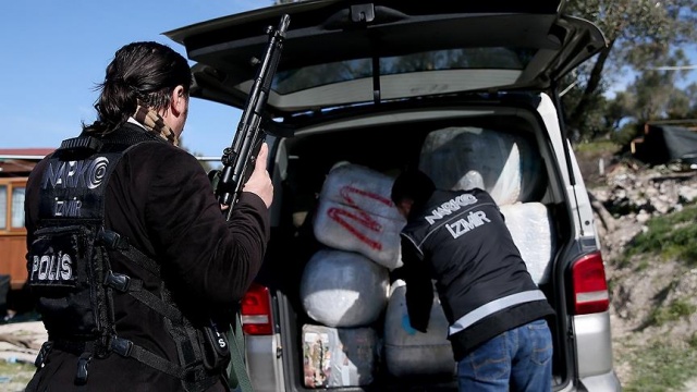 İzmir'de 1,5 ton uyuşturucu ele geçirildi İzmir'de 1,5 ton uyuşturucu ele geçirildi