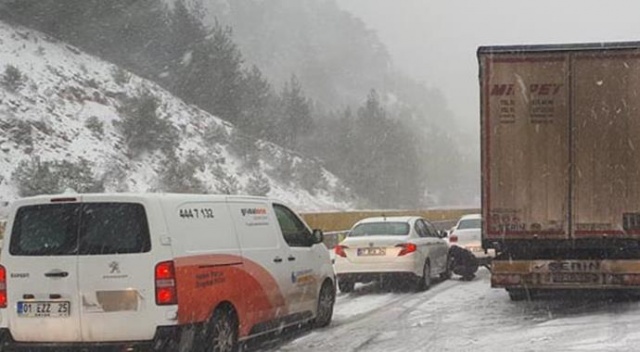 Kar yağışı Adana'da yol kapattı