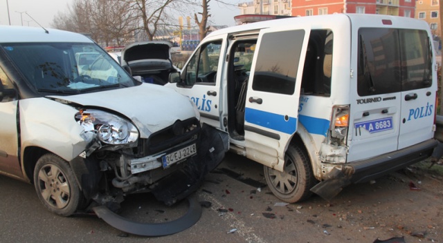 Kazaya giden polis ekiplerine midibüs çarptı: 3 polis yaralı Kazaya giden polis ekiplerine midibüs çarptı: 3 polis yaralı
