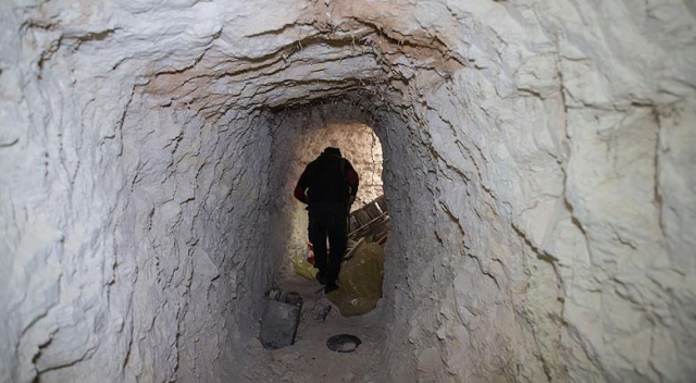 PYD/PKK'nın yerin 4 metre altındaki tünel ağı bulundu PYD/PKK'nın yerin 4 metre altındaki tünel ağı bulundu