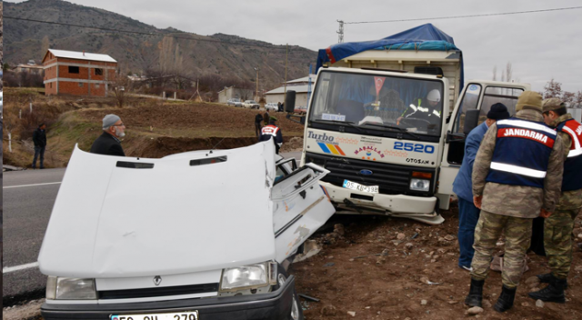 Sivas'ta kamyon ile otomobil çarpıştı: 1 ölü, 1 yaralı Sivas'ta kamyon ile otomobil çarpıştı: 1 ölü, 1 yaralı
