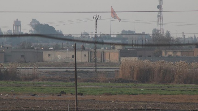 Tel Abyad'a terör örgütünün bez parçaları asıldı Tel Abyad'a terör örgütünün bez parçaları asıldı
