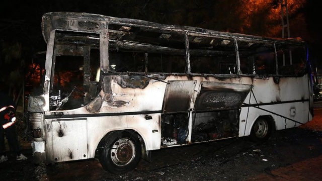 Ümraniye'de park halindeki midibüs yandı Ümraniye'de park halindeki midibüs yandı