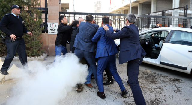 CHP’nin önünde  kendini  ateşe verdi