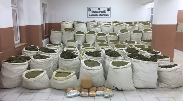Diyarbakır'da 3 ton esrar ele geçirildi Diyarbakır'da 3 ton esrar ele geçirildi