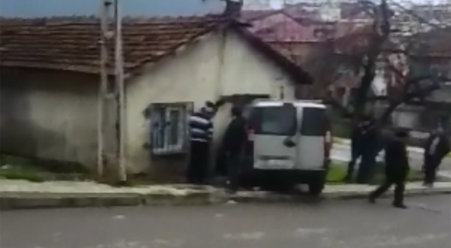 Freni tutmayan otomobil, evin duvarına daldı