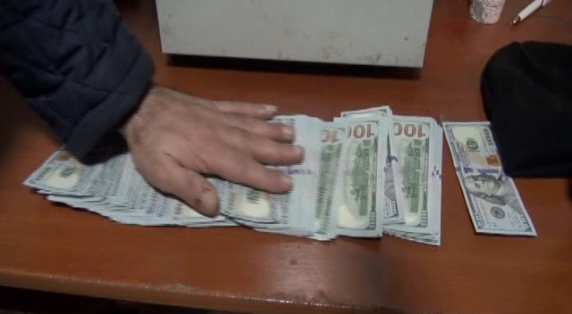 İçi 12 bin dolar para ile dolu olan çantayı sahibine ulaştırdı İçi 12 bin dolar para ile dolu olan çantayı sahibine ulaştırdı