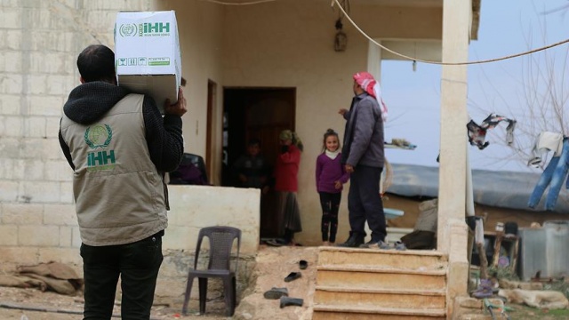 İHH'den Afrin'in batısındaki köylere yardım İHH'den Afrin'in batısındaki köylere yardım