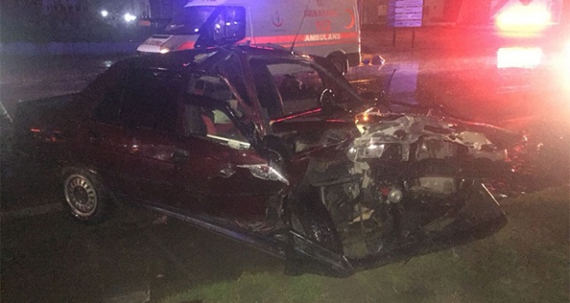 İki otomobil kafa kafaya çarpıştı: 1’i ağır 3 yaralı İki otomobil kafa kafaya çarpıştı: 1’i ağır 3 yaralı