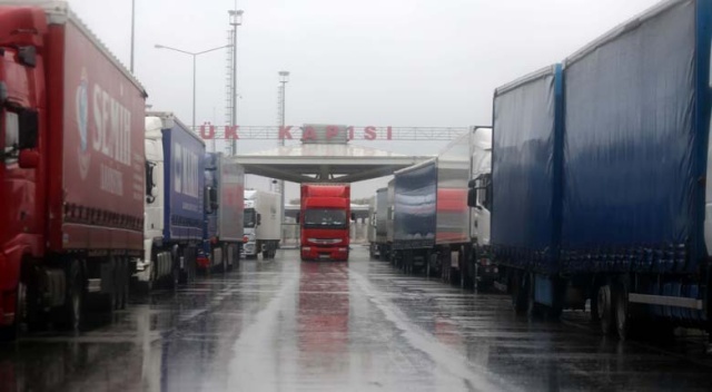 Kapıkule&#039;de 12 kilometrelik tır kuyruğu