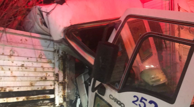 Kocaeli&#039;de kamyon tıra arkadan çarptı: 1 yaralı
