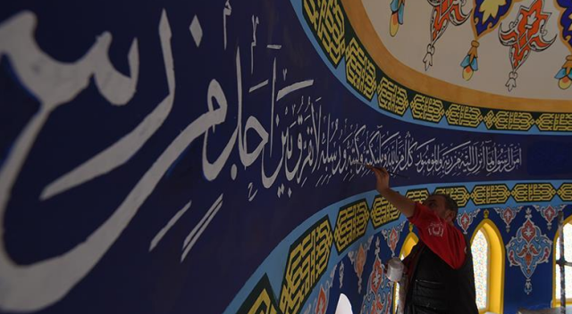 Süleymaniye&#039;deki tüm camilerin süslemesi ona emanet