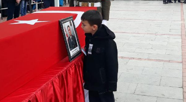 Afrin şehidi Burhan Açıkkol'u Isparta'da 10 bin kişi uğurladı Afrin şehidi Burhan Açıkkol'u Isparta'da 10 bin kişi uğurladı
