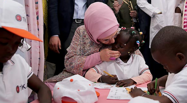 Emine Erdoğan, Pikine Sosyal Pediatri Enstitüsü'nü ziyaret etti Emine Erdoğan, Pikine Sosyal Pediatri Enstitüsü'nü ziyaret etti