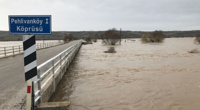 Ergene Nehri&#039;nin debisi yükseldi, iki köy yolu kapandı