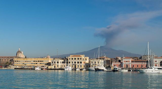 Etna Yanardağı denize doğru kayıyor Etna Yanardağı denize doğru kayıyor