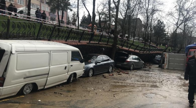 Eyüp&#039;te park duvarı çöktü, 4 araç göçük altında