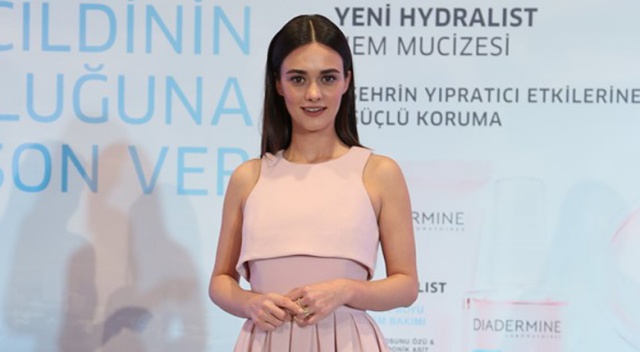 Hande Soral cilt bakımını kendisi yapıyor
