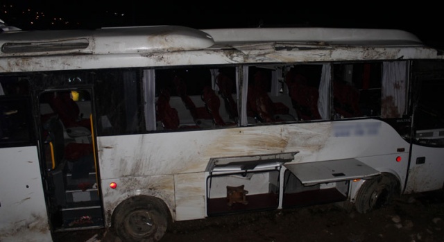 Elazığ-Diyarbakır yolunda yolcu midibüsü devrildi: 29 yaralı