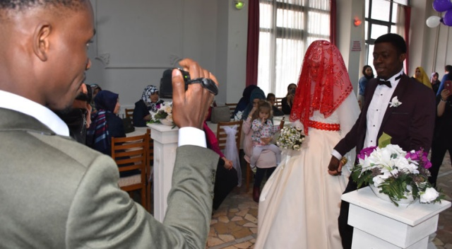 Ganalı damattan Türk geline büyük sürpriz! Davetliler ayakta alkışladı