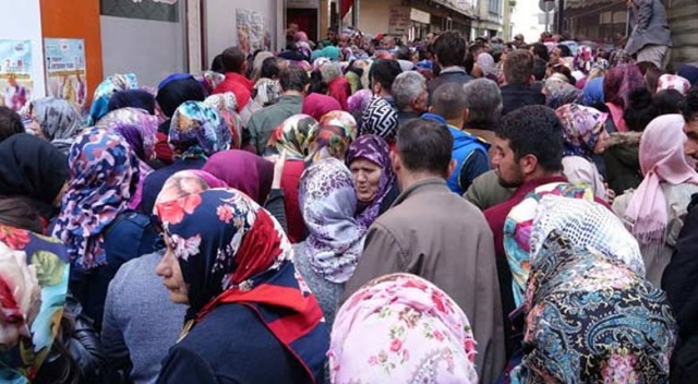 İŞKUR önünde izdiham! Kuyruğun sonu görünmüyor... İŞKUR önünde izdiham! Kuyruğun sonu görünmüyor...