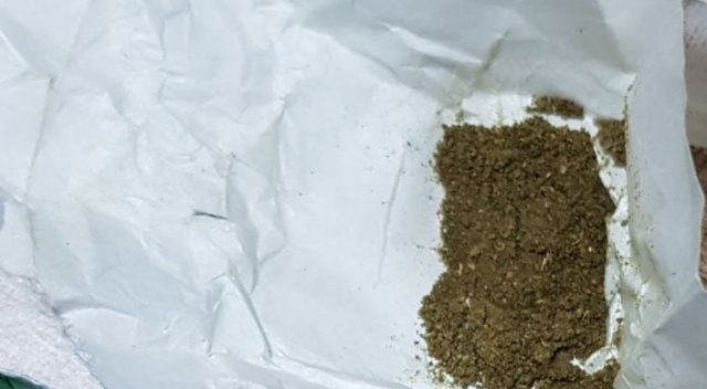 Şüpheli şahıslardan eroin ve bonzai çıktı