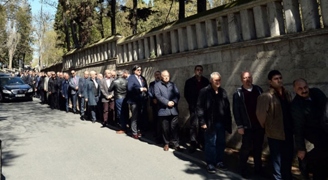 Yüzlerce kişi sıraya girdi Yüzlerce kişi sıraya girdi