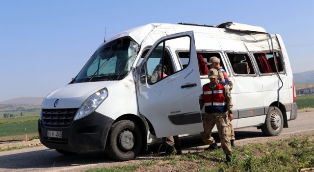 Amasya'da minibüs şarampole devrildi: 10 yaralı Amasya'da minibüs şarampole devrildi: 10 yaralı
