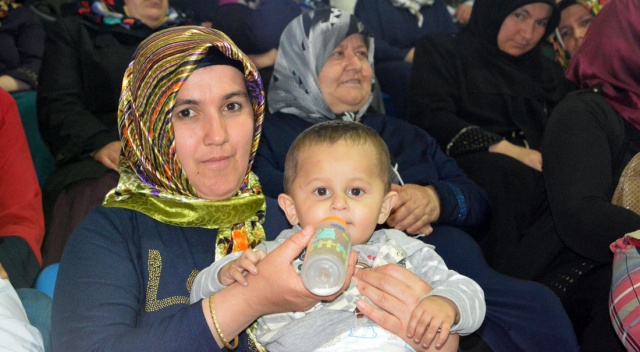 Kucaklarında çocuklarıyla kuradan isimlerinin çıkmasını beklediler Kucaklarında çocuklarıyla kuradan isimlerinin çıkmasını beklediler