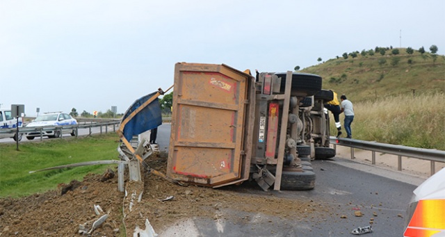 TEM’de hafriyat kamyonu devrildi: 1 yaralı TEM’de hafriyat kamyonu devrildi: 1 yaralı
