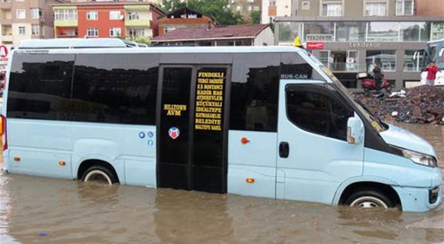 15 dakika yetti! Ataşehir'de yollar göle döndü 15 dakika yetti! Ataşehir'de yollar göle döndü