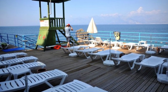 Antalya'da oy vermeye gidenler sahili boş bıraktı Antalya'da oy vermeye gidenler sahili boş bıraktı