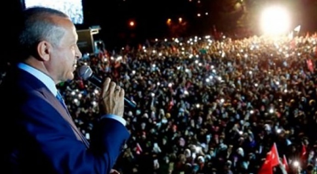 Erdoğan'ın konuşması sırasında talihsiz kaza Erdoğan'ın konuşması sırasında talihsiz kaza