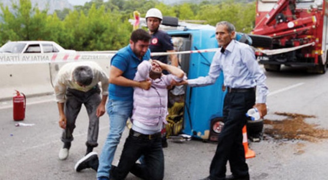 Feci kaza! Gördükleri karşısında dayanamadı ve... Feci kaza! Gördükleri karşısında dayanamadı ve...