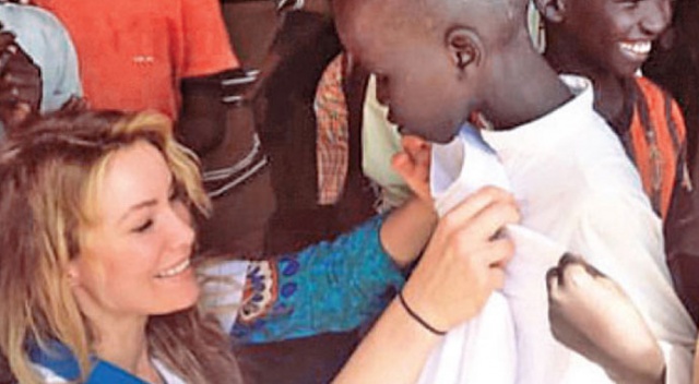Gamze Özçelik'ten Afrikalı çocuklara bayramlık Gamze Özçelik'ten Afrikalı çocuklara bayramlık