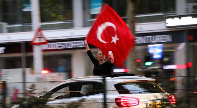 Hollanda'da Türklere kutlama yapmayı da yasakladılar