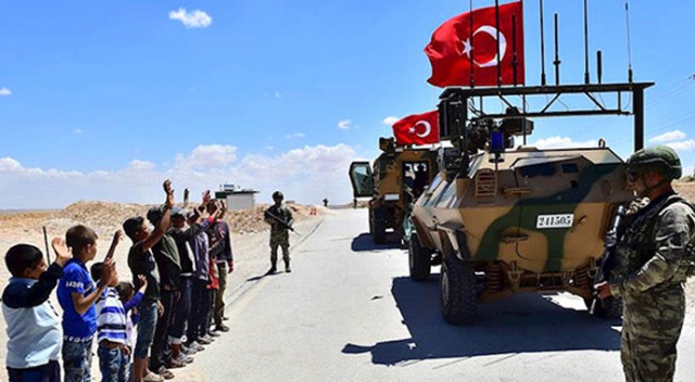 Menbiç'in dış mahallelerine giren Mehmetçik'i çocuklar el sallayarak karşıladı Menbiç'in dış mahallelerine giren Mehmetçik'i çocuklar el sallayarak karşıladı