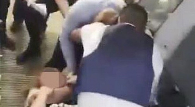 Uçak görevlisine kafa attı! Ortalık bir anda karıştı... Uçak görevlisine kafa attı! Ortalık bir anda karıştı...