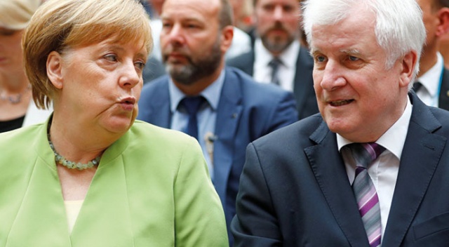 Almanya İçişleri Bakanı Seehofer istifa ediyor Almanya İçişleri Bakanı Seehofer istifa ediyor
