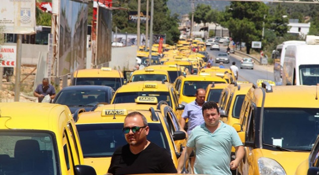 Bodrum'da UBER eylemi yapan taksiciler yolu trafiğe kapattılar Bodrum'da UBER eylemi yapan taksiciler yolu trafiğe kapattılar