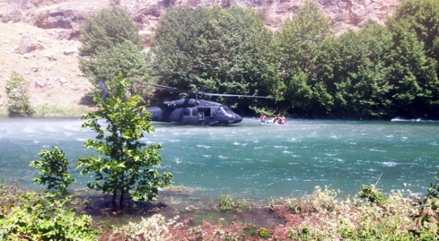 Diyarbakır Dicle'de kahraman pilot helikopteri nehre indirdi! Diyarbakır Dicle'de kahraman pilot helikopteri nehre indirdi!