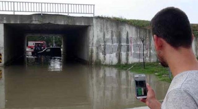 Edirne'de yollar göle döndü, vatandaşlar canlı yayınladı Edirne'de yollar göle döndü, vatandaşlar canlı yayınladı