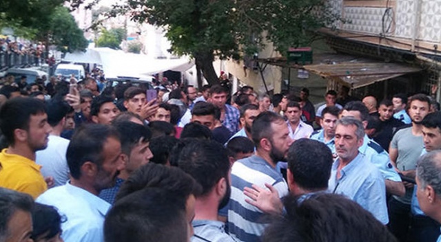 Gaziantep’te tehlikeli gerginlik: Mahalleli sokağa döküldü Gaziantep’te tehlikeli gerginlik: Mahalleli sokağa döküldü