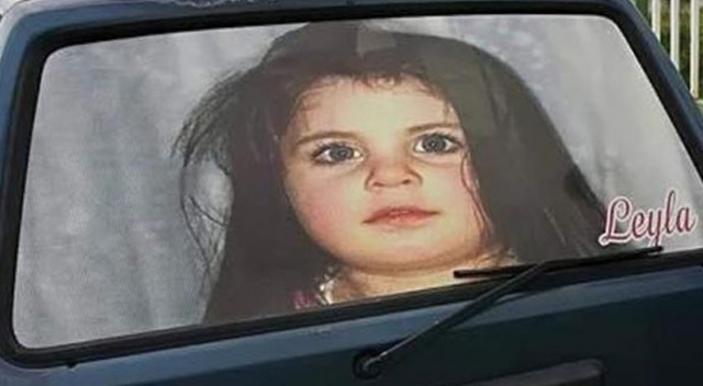 Giresun'dan duygulandıran görüntü... Aracını Minik Leyla ile süsledi Giresun'dan duygulandıran görüntü... Aracını Minik Leyla ile süsledi