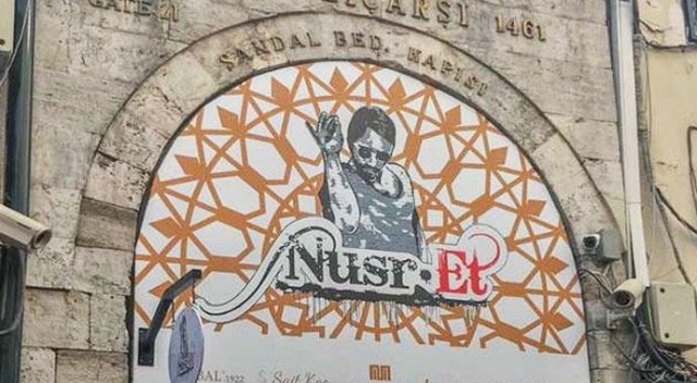 Kapalıçarşı'nın kapısındaki Nusret tabelası kaldırıldı Kapalıçarşı'nın kapısındaki Nusret tabelası kaldırıldı