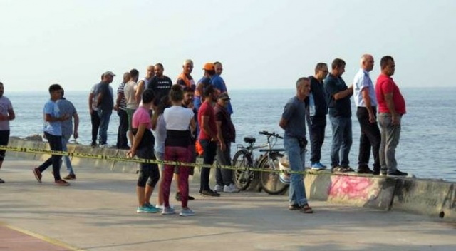 Kartal'da denizden ceset çıkarıldı, insanlar film izler gibi izledi Kartal'da denizden ceset çıkarıldı, insanlar film izler gibi izledi